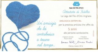 Attestato di fedeltà dato dalla Lega del filo d'oro per i cinque anni di collaborazione. A sinistra si trova un cuore con effetto "fatto a maglia".