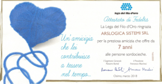 Attestato di fedeltà dato dalla Lega del filo d'oro per i sette anni di collaborazione. A sinistra si trova un cuore con effetto "fatto a maglia".