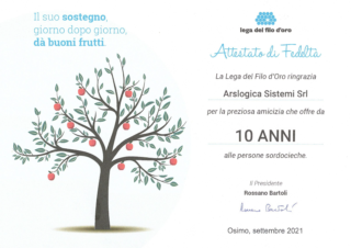Attestato di fedeltà dato dalla Lega del filo d'oro per la decennale collaborazione. A sinistra si trova anche un albero con foglie e frutti rossi.